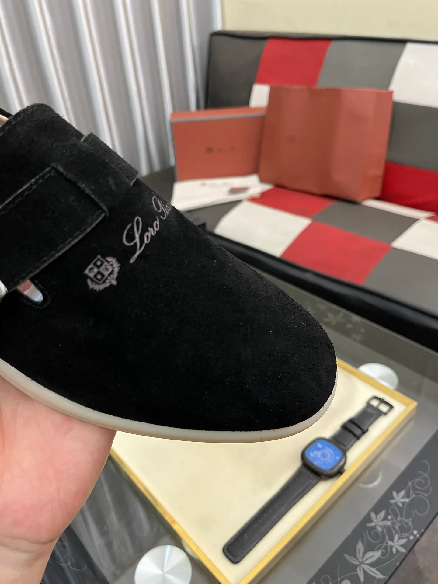 Men's men's shoes 💰458⌚️⌚️ Loro Piana's classic hot model lp top version of Pili casual shoes. It turns out that these are the casual shoes that are said to be able to walk 20,000 steps without getting tired. This pair has both good looks and feel. You will be completely lost as soon as you put it on. The minimalist design is eye-catching and durable, and it is a bonus for dressing. The soft feeling on the feet has outstanding texture, and it is very nice without abrasion on the feet. The soft and waxy soles make it easy to wear for daily use for a long time. Who can resist a pair of versatile and good-looking loafers? Don't be too elegant at all, the feel and texture of the feet are good, the key is to make the legs look longer and not tire the feet, the main thing is that it is just right!        Material: Original cowhide Lining: Original sheepskin Outsole: Original sole Size: 38-44